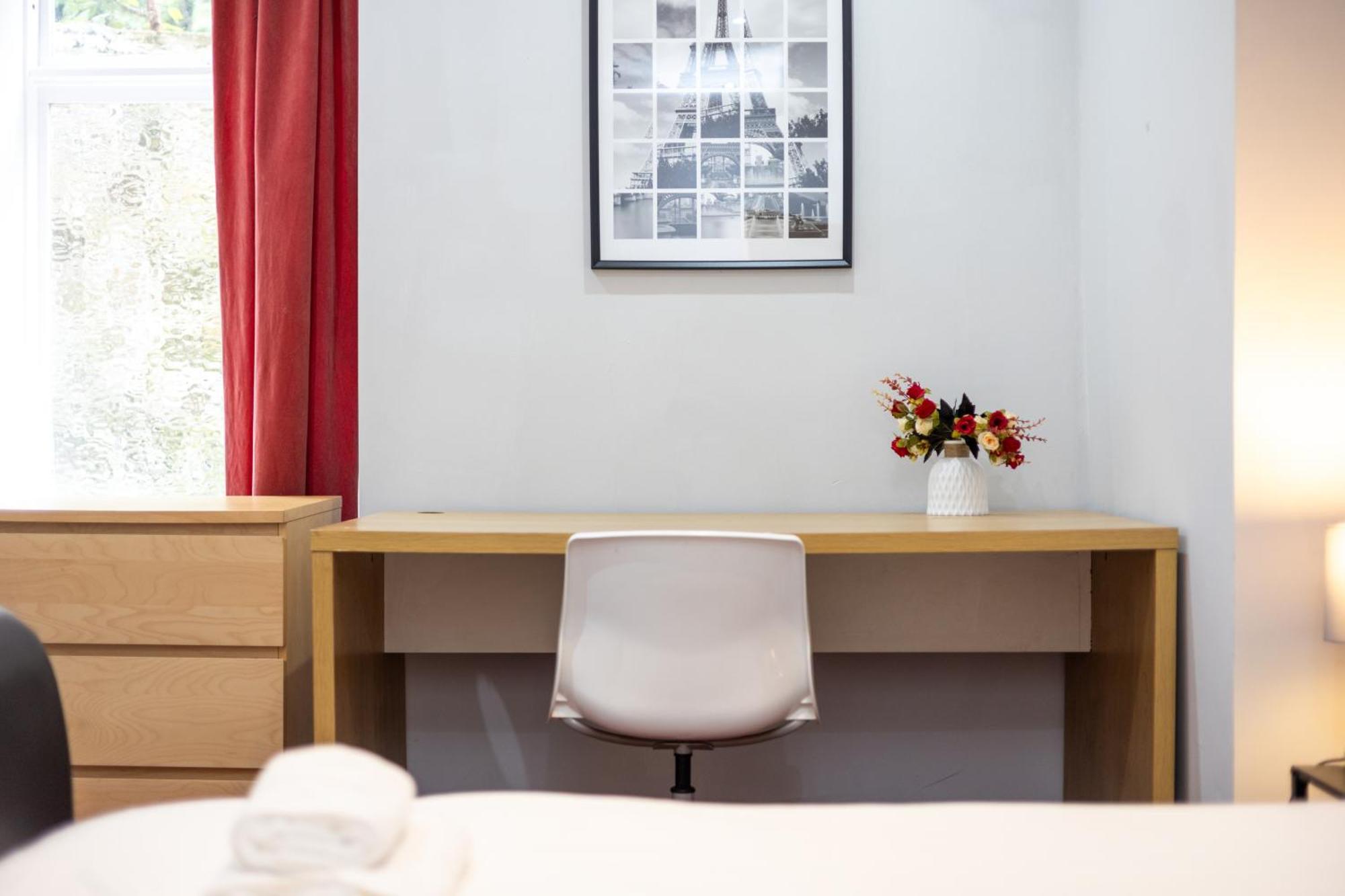 Spacious 3 Bedroom Ground Floor Apartment - 10 Mins From City Centre Λιντς Εξωτερικό φωτογραφία