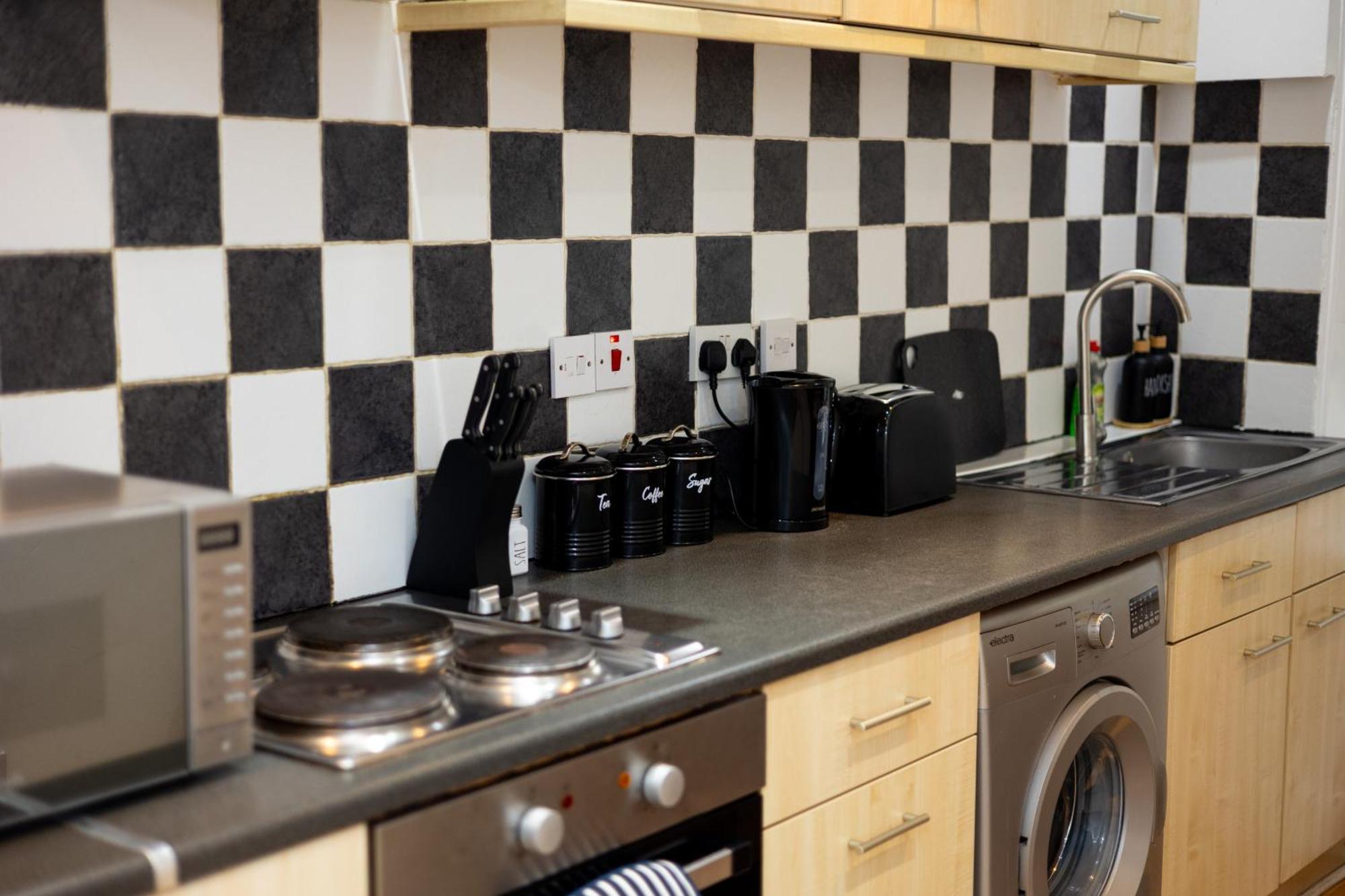 Spacious 3 Bedroom Ground Floor Apartment - 10 Mins From City Centre Λιντς Εξωτερικό φωτογραφία