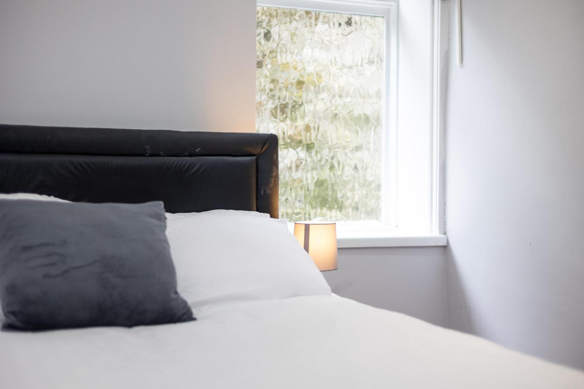 Spacious 3 Bedroom Ground Floor Apartment - 10 Mins From City Centre Λιντς Εξωτερικό φωτογραφία