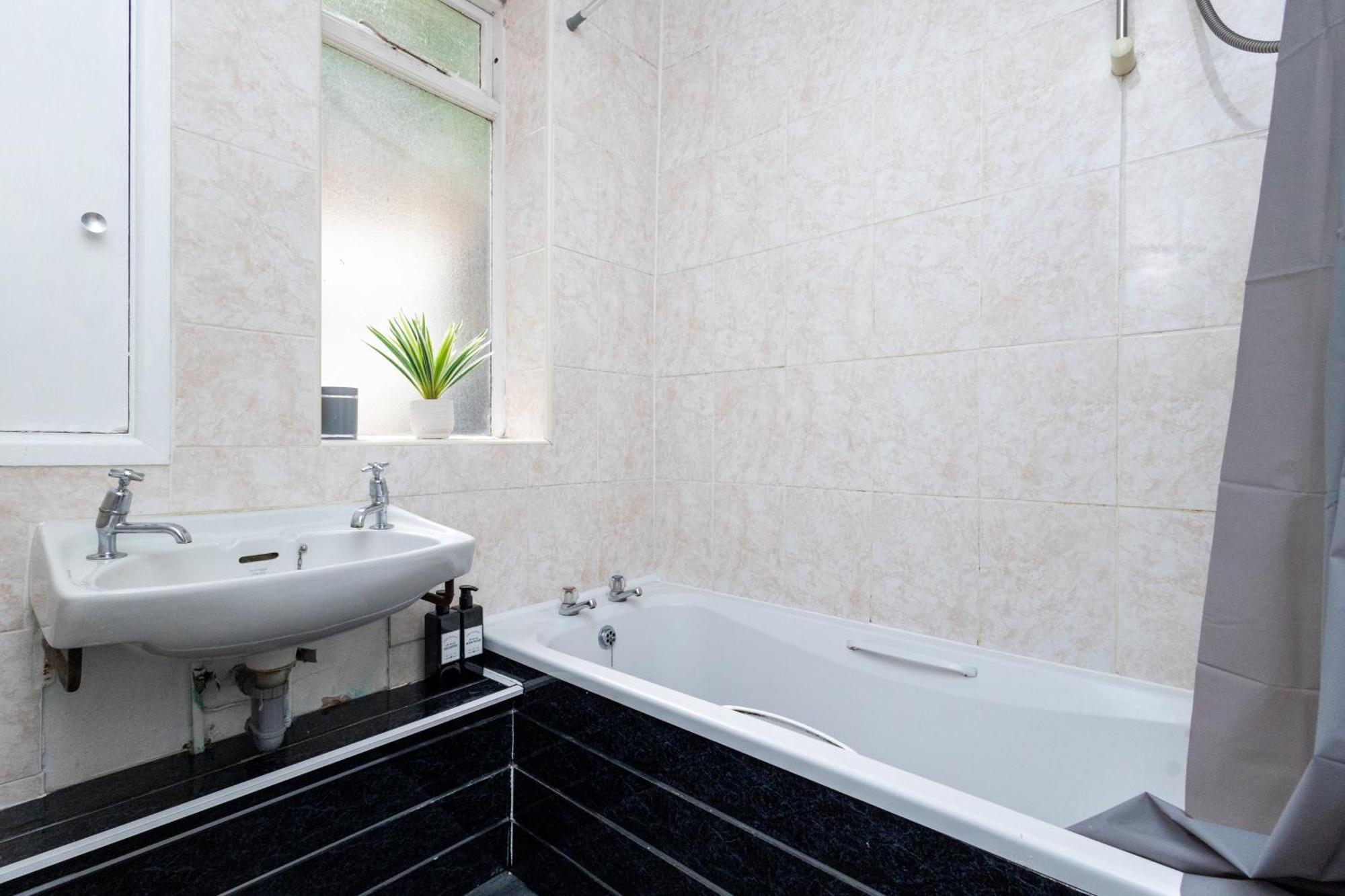 Spacious 3 Bedroom Ground Floor Apartment - 10 Mins From City Centre Λιντς Εξωτερικό φωτογραφία